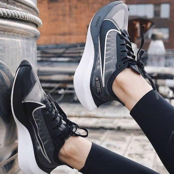 Women's Nine Zoom Gravity Sneakers